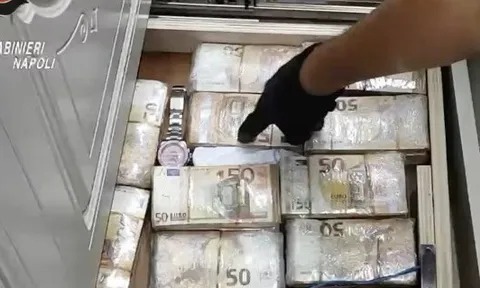 Cảnh sát đập tường, lật sàn và phát hiện hơn 600 cọc tiền mặt trị giá 95 tỷ đồng trong căn nhà của băng xã hội đen, phải lấy hàng loạt xô nhựa để đưa tiền ra ngoài
