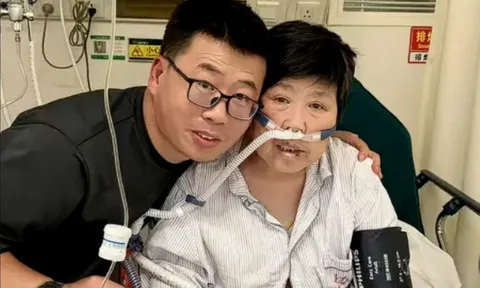 Biết thời gian bên mẹ không còn nhiều, con trai làm 1 việc này mỗi ngày để lưu giữ hình ảnh của bà khiến dân mạng nghẹn ngào