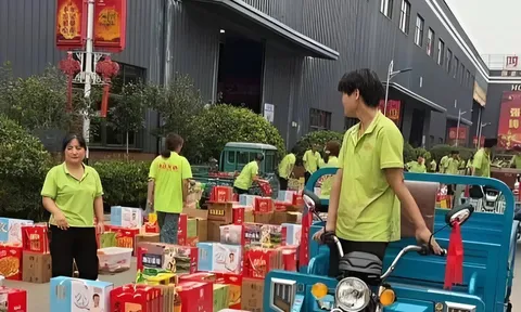 Công ty tặng mỗi nhân viên 26 loại quà Trung thu, nhiều người phải dùng xe ba bánh để chở về khiến nhiều người ngưỡng mộ