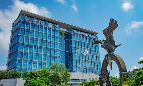 2 nữ sinh THCS cùng rơi từ tòa nhà thương mại, cảnh sát kiểm tra điện thoại mới phát hiện những nội dung chưa được công bố