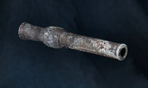 Phát hiện khẩu hỏa đồng chỉ dài 23,75cm nhưng có thể viết lại lịch sử vũ khí thuốc súng: 28 chữ khắc hé lộ bí mật bị chôn giấu suốt gần 700 năm