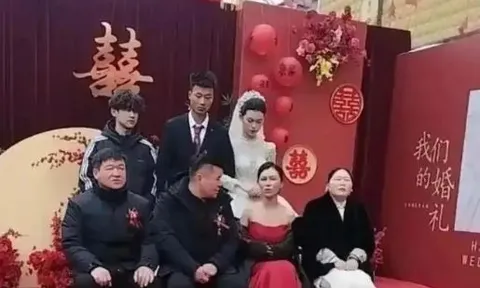 Cô dâu mặc váy trắng kín đáo, mẹ diện đầm đỏ ôm sát nổi bật đến mức nhiều người không biết ai mới là nhân vật chính