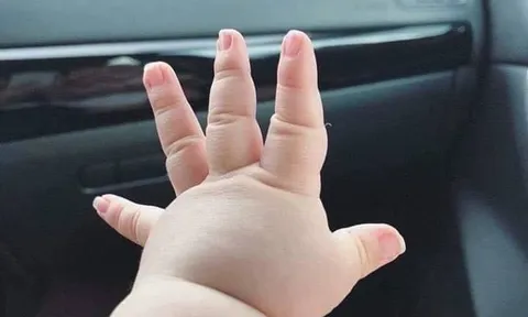 Trẻ thích cầm nắm, ném đồ có phải chỉ vì nghịch ngợm: 8 hành động tưởng "phiền hà" lại hé lộ quá trình phát triển của bé