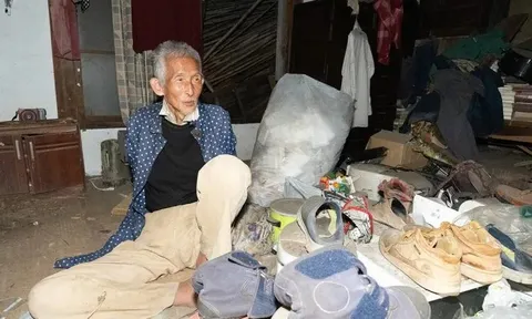 Sở hữu mảnh đất gần 50 tỷ đồng giữa khu nhà giàu, cụ ông thất nghiệp gần nửa thế kỷ vẫn sống trong căn nhà ngập rác, ăn uống tằn tiện