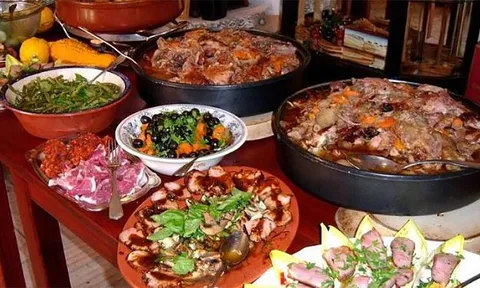 Ăn buffet suốt 2 giờ, cô gái 24 tuổi nhập viện với dạ dày phình gấp 5 lần, phải mổ lấy ra 1,5kg thức ăn