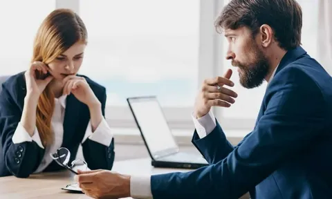 Xin nghỉ ốm, nữ nhân viên không ngờ sếp đã phát hiện mình đang đi du lịch và cái kết mất việc