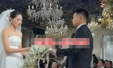 Giữa đám cưới sang trọng, gương mặt và hành động "kỷ lạ" này của chú rể khiến cô dâu rơi vào cảnh khó xử, khách mời khó hiểu