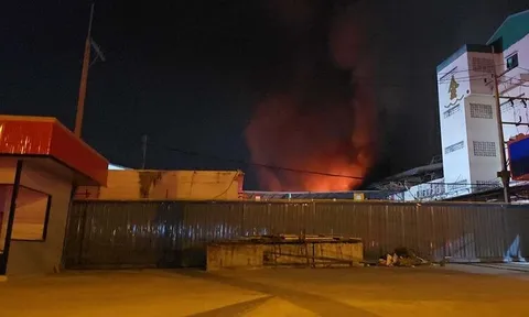Hơn 20 xe chữa cháy xuyên đêm khống chế hỏa hoạn tại xưởng sản xuất đồ ăn vặt