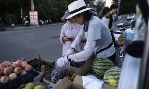 Từng là giám đốc lương cao, người phụ nữ này giờ thất nghiệp, phải đạp xe ba gác, bán hàng rong để trả nợ mua nhà