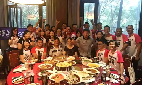 Đến họp lớp sau nhiều năm, tôi bất ngờ khi không còn ai hỏi nhau kiếm được bao nhiêu, chỉ nhận ra có 1 thứ mà nhiều tiền cũng không mua lại được