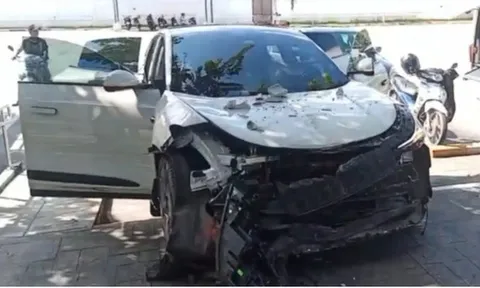 Cả mảng tường bất ngờ đổ sập lên người chàng trai 21 tuổi sau khoảnh khắc chiếc ô tô lao tới