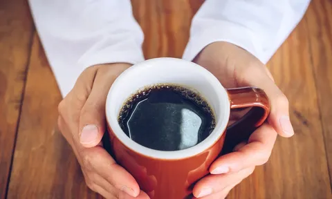 Không phải cà phê, thứ được cho vào cốc mỗi ngày mới khiến 4 bác sĩ lo ngại, cùng lên tiếng cảnh báo