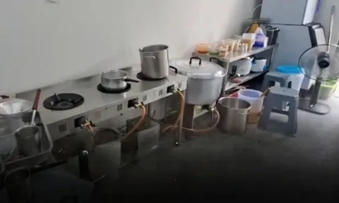 Ba nhân viên nhà hàng đang chuẩn bị đồ ăn thì bất ngờ ngã quỵ trong căn bếp đóng kín, đồng nghiệp chạy vào rồi chứng kiến cảnh tượng đáng sợ