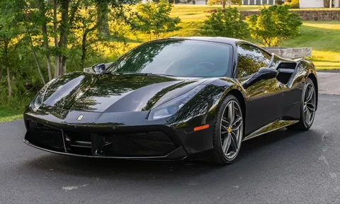 Siêu xe Ferrari bị xước gương, nứt cửa nhưng chủ xe "trắng tay" khi đòi bồi thường chỉ vì lý do này