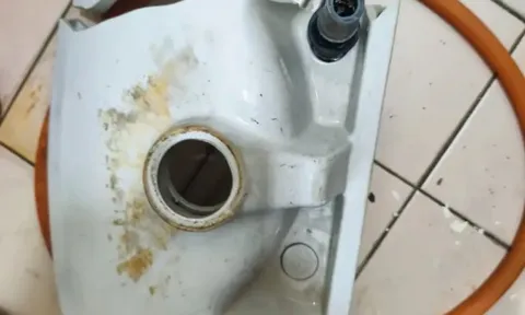 Nghe vợ khóc qua điện thoại, người chồng lập tức lái xe về nhà thì bàng hoàng khi nhìn thấy cảnh này