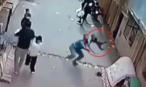 Clip: Phản ứng "thần tốc" của người đàn ông khi thấy bé trai rơi xuống từ tầng 2 khiến nhiều người thán phục