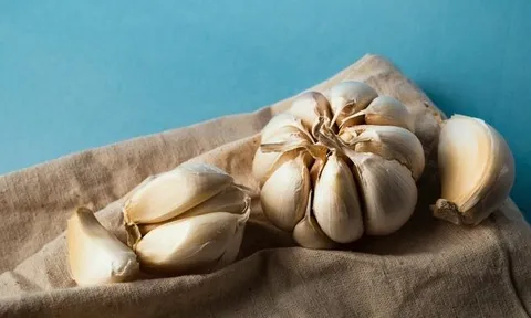 Ăn tỏi mỗi ngày với mong muốn phòng bệnh, chuyên gia nhắc nhở 1 điều mà nhiều người hiểu sai