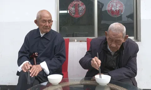 Hai anh em sống tới hơn 100 tuổi, bí quyết chỉ gói gọn trong 9 chữ này