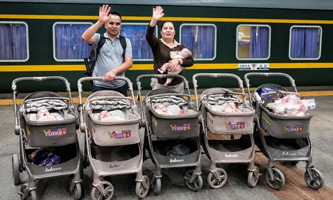 Đưa 5 con nhỏ lên tàu về quê, cặp vợ chồng bất ngờ được hàng chục người xa lạ thay nhau giúp đỡ