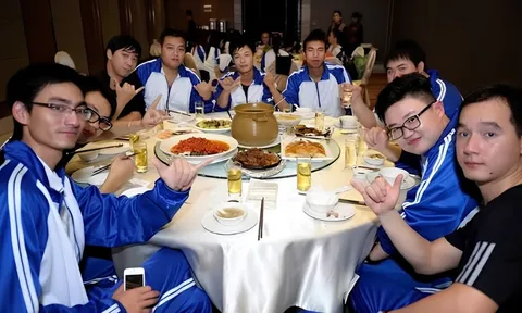 Hào phóng trả toàn bộ hóa đơn ngày họp lớp, người đàn ông không ngờ nhiều năm sau liên tục bị bạn cũ hỏi vay tiền