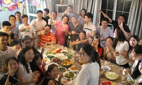 Hứa trả tiền sau 1 tháng nhưng im lặng suốt 5 năm, người phụ nữ bất ngờ gặp lại chủ nợ tại buổi họp lớp, quyết định làm điều này