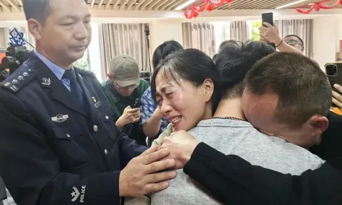 Một phút sơ suất lạc mất con, người cha dành hơn 20 năm đi khắp nơi tìm kiếm khiến ai cũng cảm động