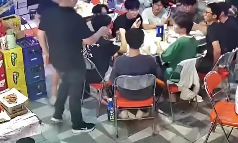 Người đàn ông lạ mặt thanh toán toàn bộ hóa đơn 2,7 triệu đồng cho nhóm sinh viên bàn bên, hé lộ lý do phía sau khiến ai cũng bất ngờ