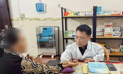 Người vợ nhiều năm cõng chồng là bác sĩ cao 90cm vượt đường gập ghềnh đi chữa bệnh cho dân làng khiến ai cũng cảm động