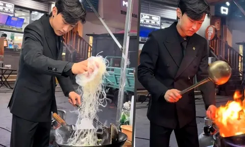 Mặc vest đứng bán cơm rang ngoài vỉa hè, "soái ca" 19 tuổi bán hơn 200 suất mỗi ngày, doanh thu hằng tháng khiến nhiều người bất ngờ
