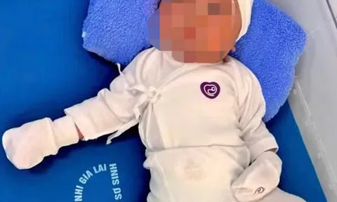 Bé trai sơ sinh nặng 3,3 kg, chưa cắt dây rốn bị bỏ trong túi nilon trước cổng tịnh xá: Camera ghi lại hình ảnh một người đàn ông