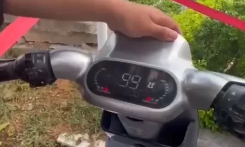 Xe đạp điện của nam sinh lớp 10 có đồng hồ lên tới 99 km/h, CSGT phát hiện thứ được “độ” bên trong