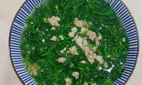 Ngày xưa mọc đầy bờ đất chẳng ai để ý, nay loại rau này thành đặc sản giá tới 65.000 đồng/kg, dân sành ăn săn tìm