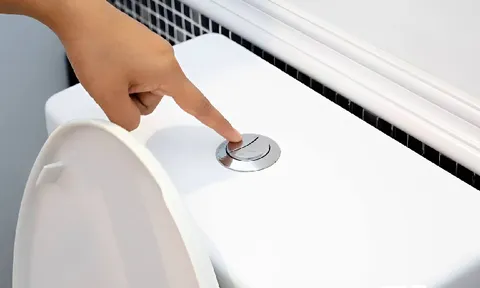 Dùng bồn cầu bao nhiêu năm, nhiều người vẫn không biết ý nghĩa thật sự của 2 nút này