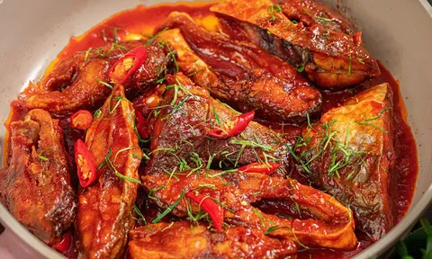 Kho cá mãi vẫn tanh, hóa ra nhiều người sai từ mấy bước này, bảo sao cá không thơm ngon