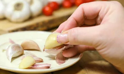 Bóc cả bát tỏi không cần ngồi cặm cụi cả buổi, thử 4 mẹo này vỏ bong nhanh, tay đỡ ám mùi