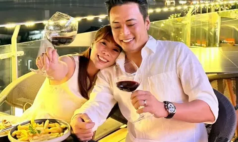 Nam thần phim giờ vàng VTV sống trong biệt thự 5 tầng, 3 mặt tiền giữa Hà Nội, vừa kỷ niệm 25 năm bên vợ