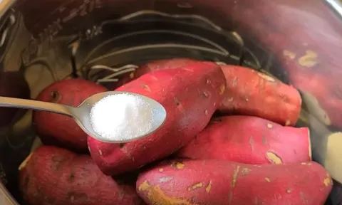 Luộc khoai lang đừng cho đường, thêm chút này vào nồi rồi làm thêm 1 bước, khoai bở bùi, thơm ngọt