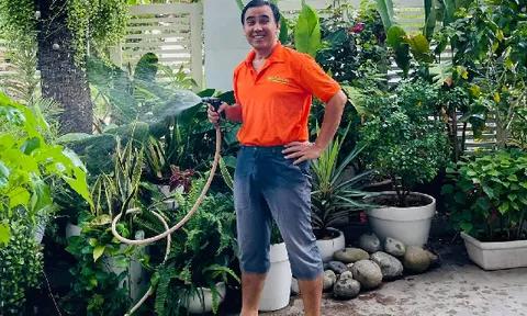 Cuộc sống của MC Quyền Linh trong biệt thự rộng 500m²: Trồng rau, chăm gần 100 gốc hồng, đi dép tổ ong tưới cây