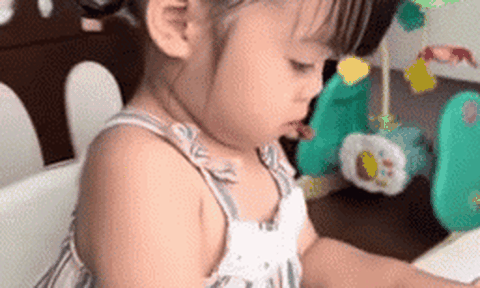 Ái nữ nhà Đỗ Mỹ Linh làm toán khiến dân mạng trầm trồ, một chi tiết khiến clip hút 1,6 triệu lượt xem