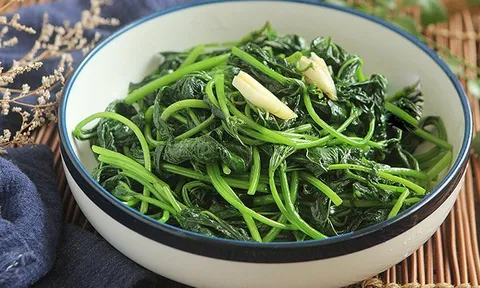 Loại rau trồng một lần thu nhiều đợt, xưa quê nào cũng có, còn hái cho lợn ăn, nay lên bàn ăn nhà hàng