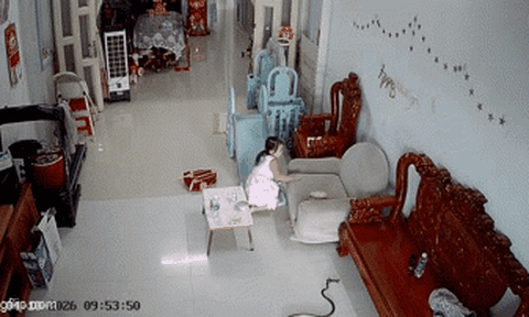 Bé gái đang ngồi xem tivi thì bất ngờ chạy lên ghế khóc lớn, xem camera mới thấy cảnh thót tim