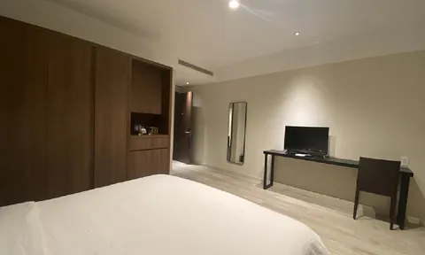 Những thứ tưởng sạch nhưng có thể rất bẩn trong phòng nhà nghỉ, khách sạn: Không phải bồn cầu, có món gần như ai cũng cầm vào