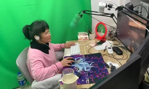 Bà mẹ từng ra tận quán net kéo con về, nay thành streamer nổi tiếng: Chơi game hơn 8.000 giờ, con phải cắt mạng lúc nửa đêm