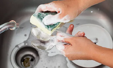 Rửa bát tưởng đơn giản nhưng không phải ai cũng làm đúng: 4 sai lầm nhiều gia đình mắc phải, tưởng sạch hóa ra đang nuôi vi khuẩn