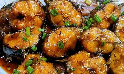 Loại cá có lớp da nhớt, nhiều người chê bẩn không mua: Chợ Việt bán quanh năm, đem kho với thứ quả quen thuộc ngon bất ngờ
