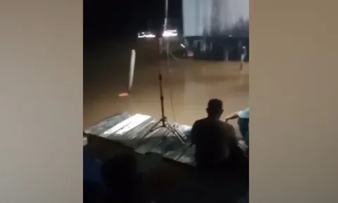 Khoảnh khắc kinh hoàng trên sông: Bé trai 13 tuổi vừa bơi xuống đã bị cá sấu tấn công