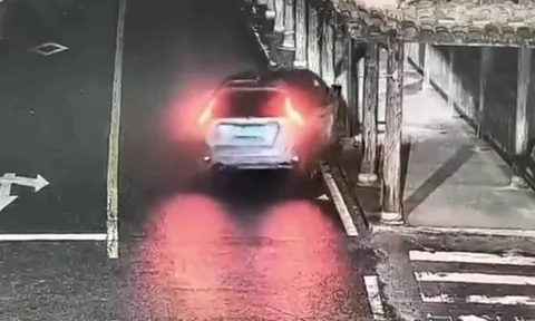 Clip: Ô tô bất ngờ lao khỏi cầu xuống sông trong 10 giây, 5 người tử vong thương tâm