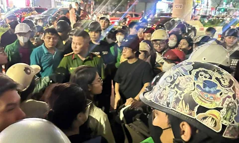 Nữ tài xế Grab bị đánh gục trên đường ở Hà Nội, 2 người liên quan bị đưa về trụ sở công an là ai?