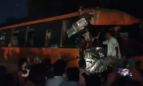 Xe buýt chạy quá tốc độ tông trực diện xe bán tải, 13 người tử vong, clip hiện trường ám ảnh