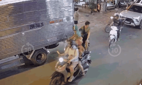 Vụ cô gái điều khiển xế hộp gây tai nạn liên hoàn ở Hà Nội, hoảng loạn, gục trên vô lăng: Camera ghi lại khoảnh khắc đáng sợ
